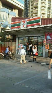 バンコク到着後初めて訪れた店がセブンイレブンとは情けない。