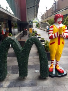 タイのマクドナルドでは、ドナルド君もタイ式でご挨拶