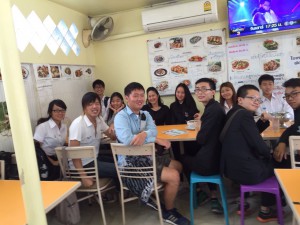 他の国からの留学生と一緒にタイ料理を食べに行きました。