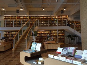 青島で民営のかなり大きな本屋さんに行きました。日本人作家がいっぱい並んでいてうれしかったのです。