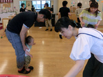 お父さんの足の上で、ヨチヨチ ペンギンの親子みたいですね