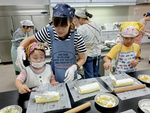 3歳以上のお友達もクリームをペタペタ、ロールケーキになってきたね。