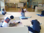 親子で遊ぼう「親子ヨガ」