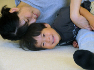 ママとのふれあい遊び、うれしいね♪