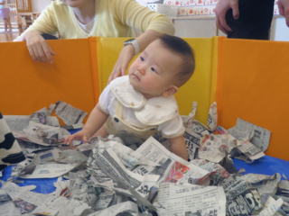 親子で遊ぼう「新聞紙で遊ぼう」